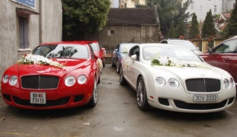 Chiếc Bentley trắng biển tứ quý 3 trong một đám cưới đại gia.